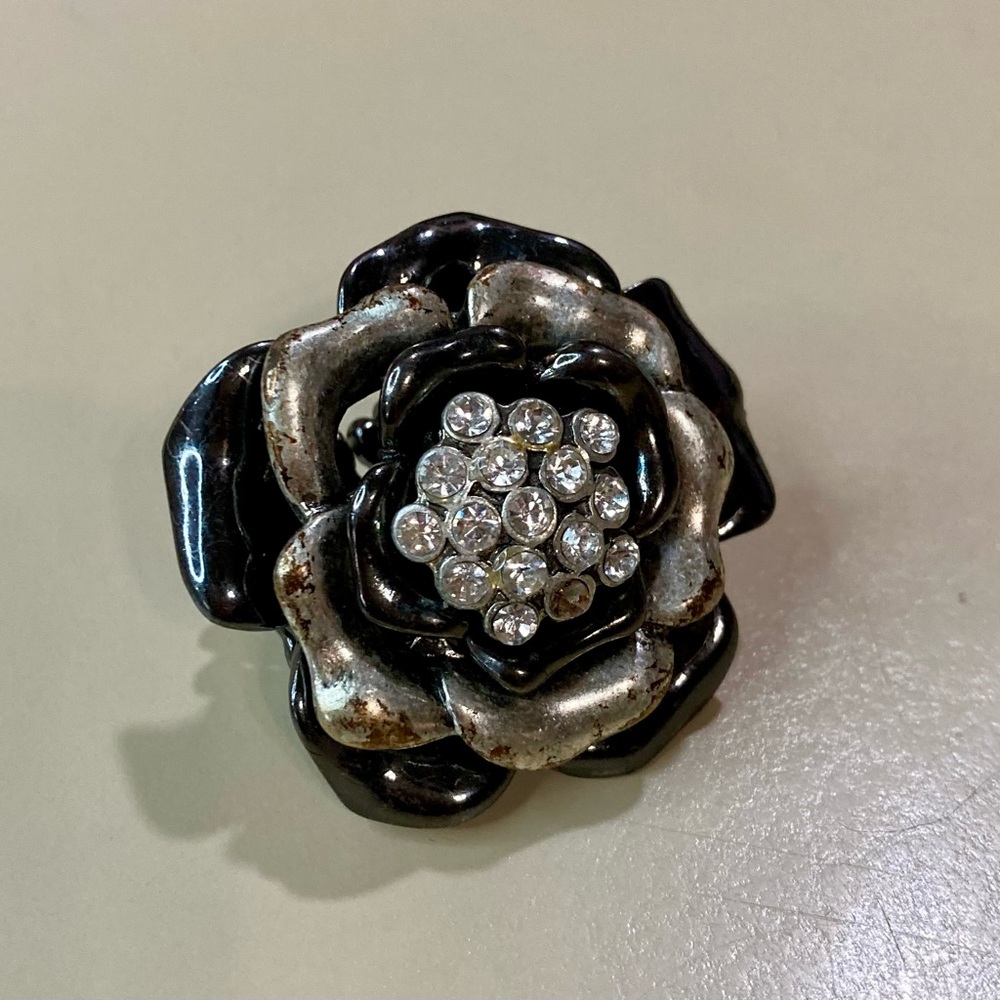 LARGE SILVER/ DARK BRONZE ROSE COSTUME JEWELRY RING WITH RHINESTONES